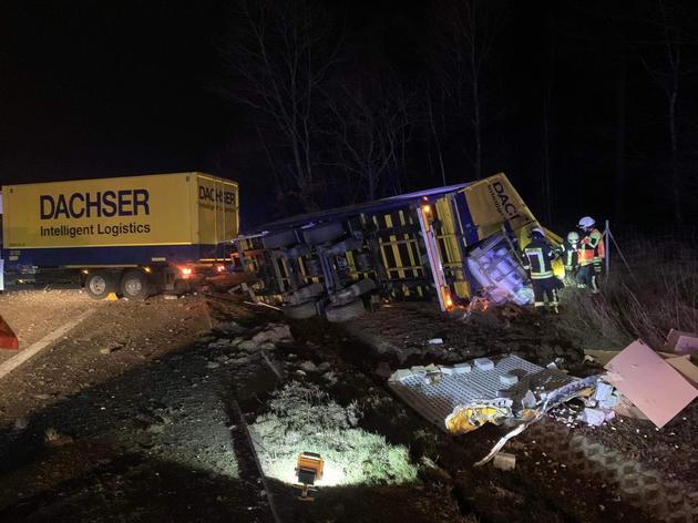 lastwagenanhänger kippt bei neuenstein auf der a7 um und verliert ladung