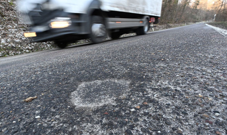 witterung sorgt für schlaglöcher auf den straßen