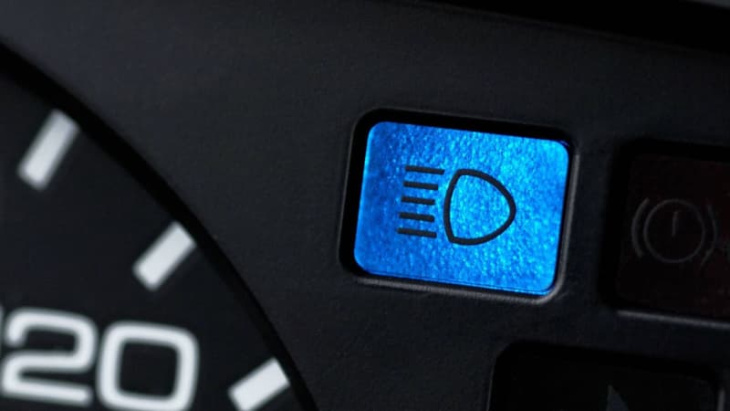 blaue kontrollleuchten im auto: das bedeuten sie