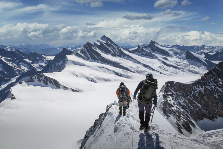 zwei bergsteiger wagen den aufstieg auf 8.167 meter mit minimaler ausrüstung