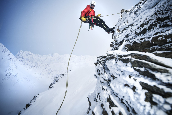 zwei bergsteiger wagen den aufstieg auf 8.167 meter mit minimaler ausrüstung