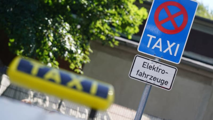 aus für verbrenner-taxen in hamburg