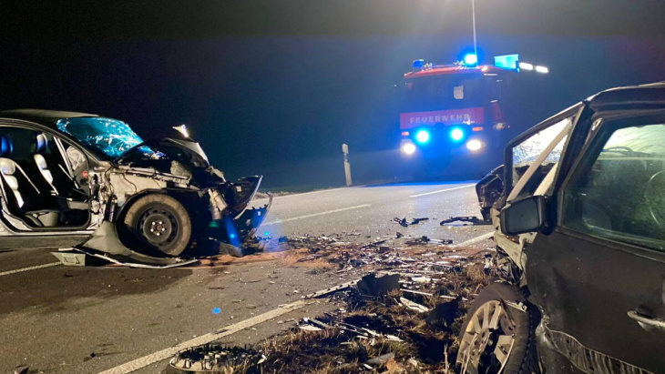 frontalcrash: drei verletzte bei unfall auf der b 99