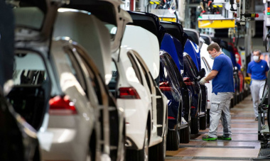 Volkswagen hebt Preise für Autos mit Verbrennermotor an