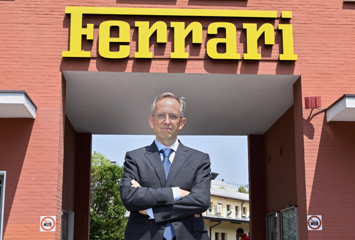 ferrari-chef meint, es gibt zu viel aufregung um e-autos