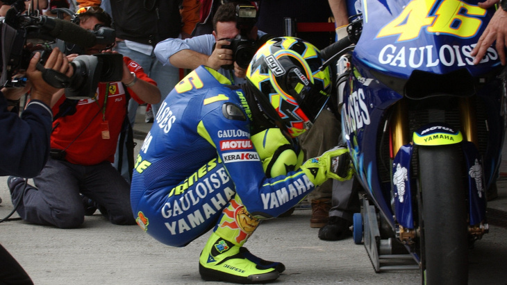 motogp, valentino rossi wird 44 jahre alt: statistiken, wissenswertes und die gegner des doktors in 20 fotos