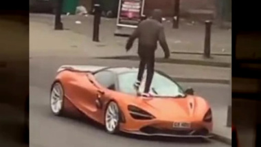 Wahnsinn in London, Mann springt auf das Dach eines McLaren 720s ab 250.000 Euro