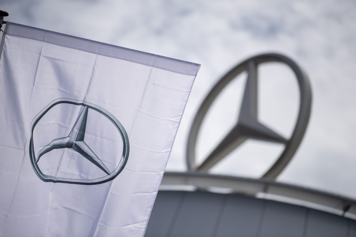 mercedes verdient dank höherer preise deutlich mehr