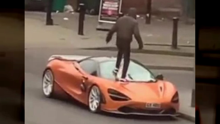 wahnsinn in london, mann springt auf das dach eines mclaren 720s ab 250.000 euro