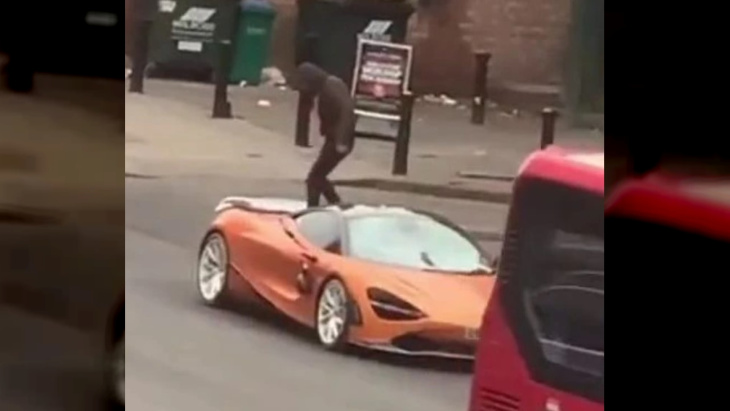 wahnsinn in london, mann springt auf das dach eines mclaren 720s ab 250.000 euro