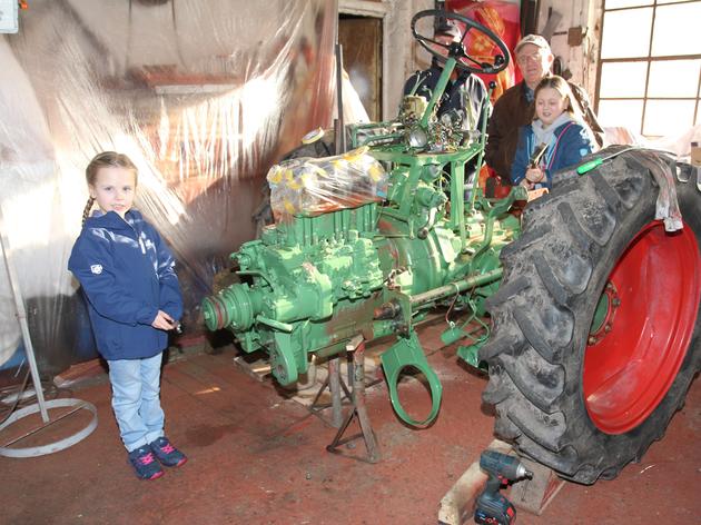 drei generationen von metzebacher familie werkeln an fendt