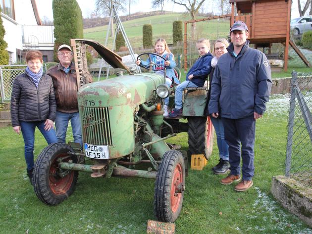 drei generationen von metzebacher familie werkeln an fendt