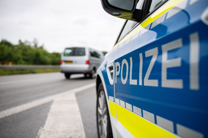 motorradfahrer prallt auf b208 gegen auto und stirbt