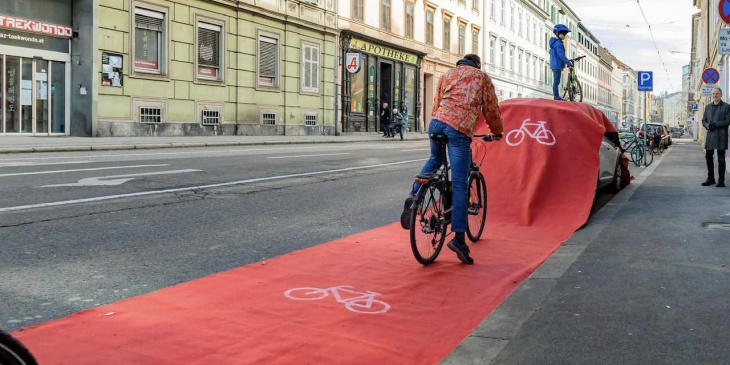 aktivisten legen radweg einfach über parkendes auto