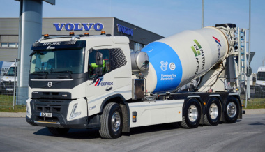 Volvo Trucks übergibt ersten Elektro-Betonmischer an Kunden