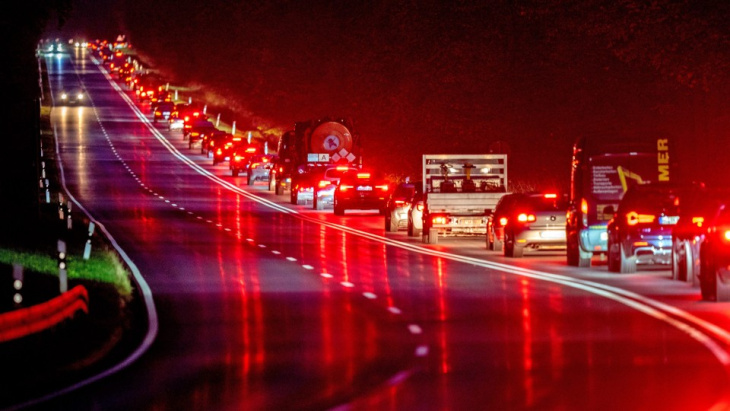 pendler und staus: immer mehr autos vor allem auf dem land