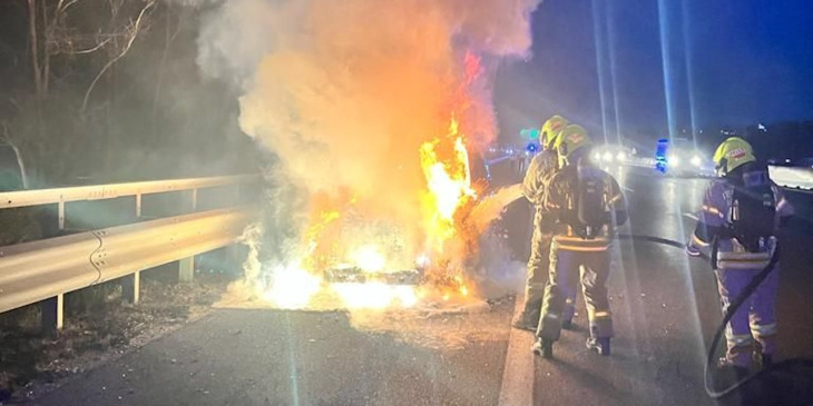 feuerball! land rover brannte auf a4 lichterloh