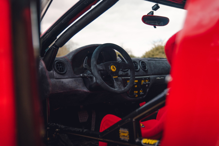 straßenzugelassener ferrari-rennwagen