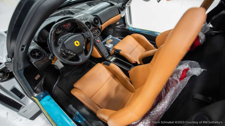 dieser ferrari enzo ist ein neuwagen und steht zum verkauf