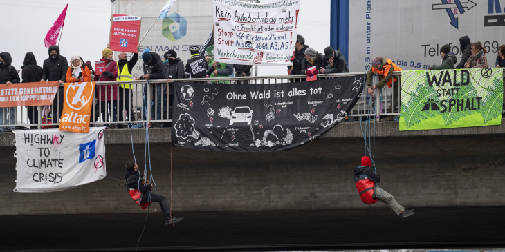 stundenlanger stau auf a648 - klima-aktivisten fahren mit verbrenner-autos zur anti-auto-demo