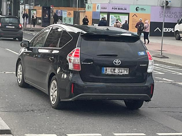 blauer aufkleber auf der heckscheibe von autos: was steckt dahinter?