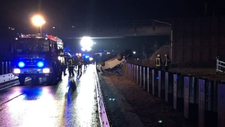 auto rast von a44-brücke meterweit in die tiefe