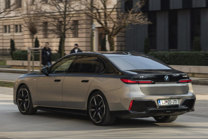 bmw i7 m sport pro two-tone: schwarz auf silber am g70