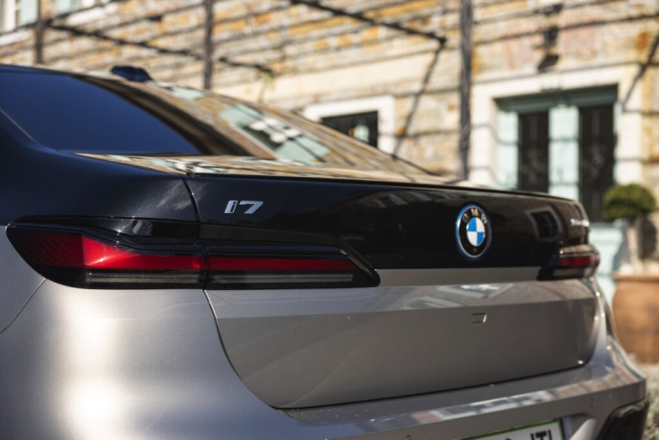 bmw i7 m sport pro two-tone: schwarz auf silber am g70