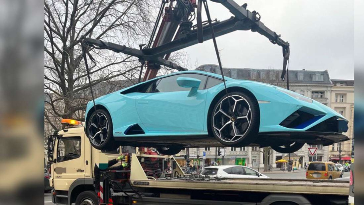 Doppelt falsch geparkt: Polizei schleppt Sportwagen von Ferrari und Lamborghini ab