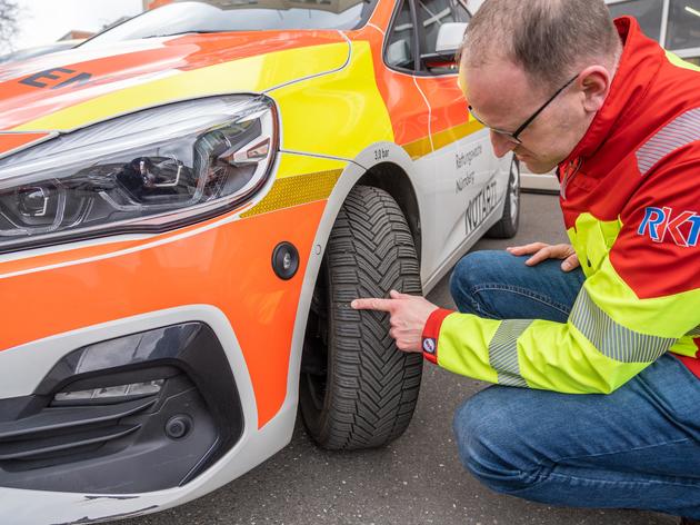 „fassungslos und empört“: entsetzen über mutmaßliche sabotage – nägel in reifen eines notarztfahrzeugs