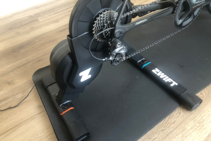 smart-indoortrainer für rennräder: zwift hub im test