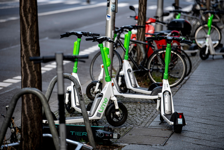 mit dem e-scooter unterwegs: verleiher führt alkoholtest ein – aber wie sinnvoll ist das?