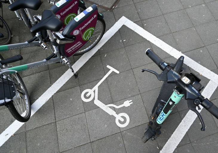 mobilität: abstellchaos bei e-scootern - ein ende in sicht?