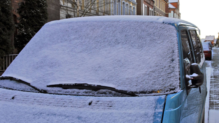 schnee verdeckt das parkticket – droht ein knöllchen?