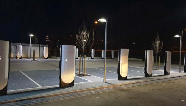 säulen wie für tesla semi: weltweit erster v4-supercharger in niederlande offiziell eröffnet