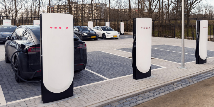 tesla eröffnet weltweit ersten v4-supercharger in den niederlanden