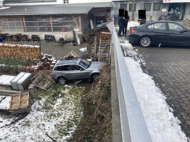 pedale verwechselt: 85-jährige frau stürzt mit ihrem auto in die tiefe