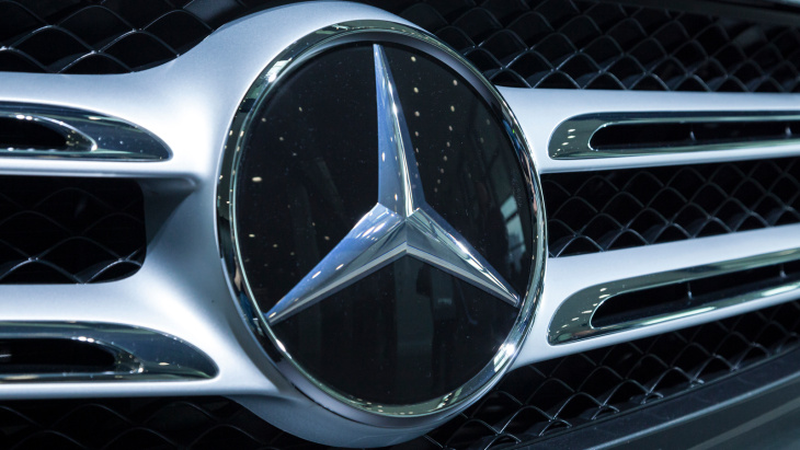 Mercedes ruft weltweit fast eine Million Autos zurück