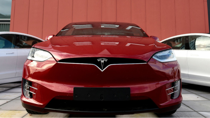Tesla ruft 30.000 Model X-Fahrzeuge zurück