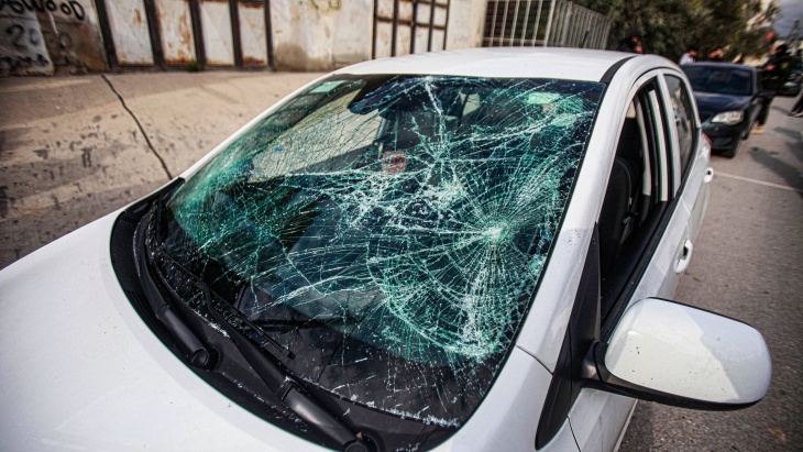 palästinensermob greift auto mit zwei deutschen touristen an