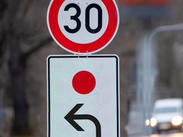 roter punkt auf verkehrsschild: das müssen autofahrer bei dem speziellen zeichen beachten