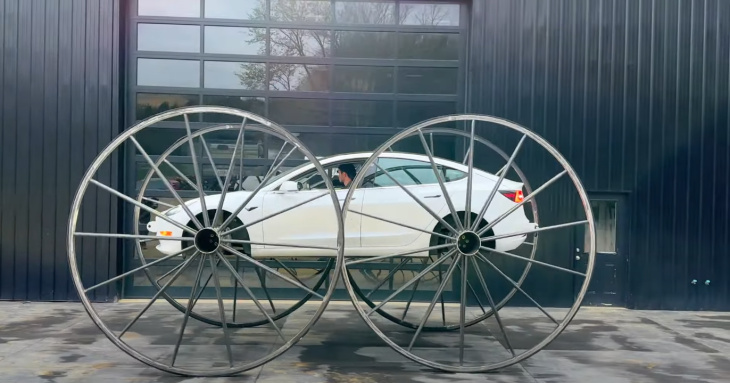 völlig verrückt: tesla mit 3 meter großen wagenrädern