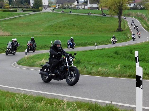 motorradfreunde laden zum anfahren durch den knüll ein