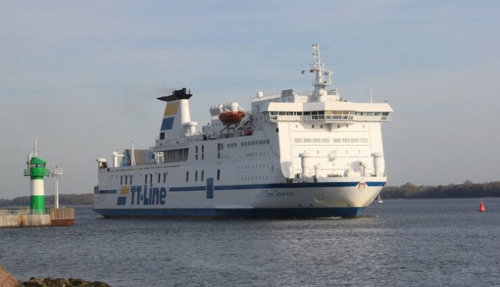 schiff-knappheit: tesla mietet laut bericht passagier-fähre für transporte nach schweden