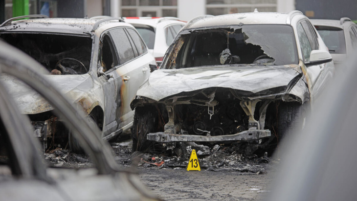 linke gruppe bekennt sich zu brandanschlag auf autohaus in leipzig