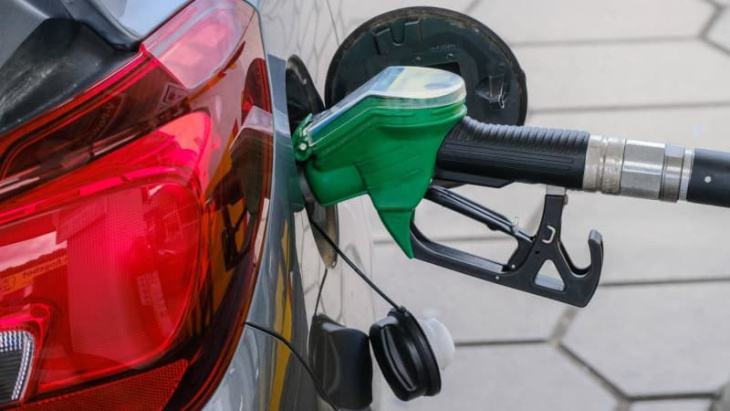 e-fuels: verträgt jedes auto den synthetischen kraftstoff?