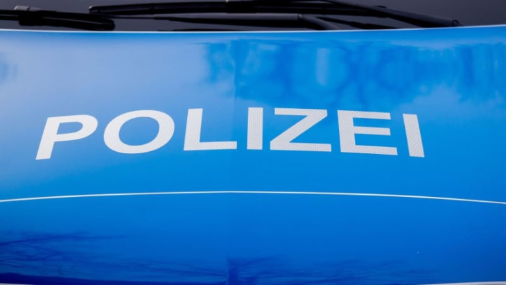 auto kollidiert mit garagenwand