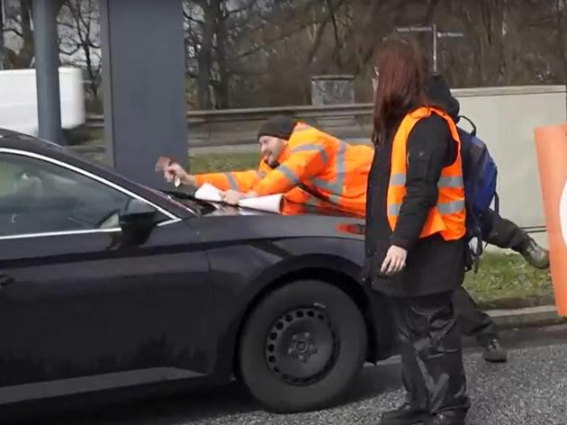 autofahrer fährt klima-kleber an – video zeigt aktivisten auf der motorhaube