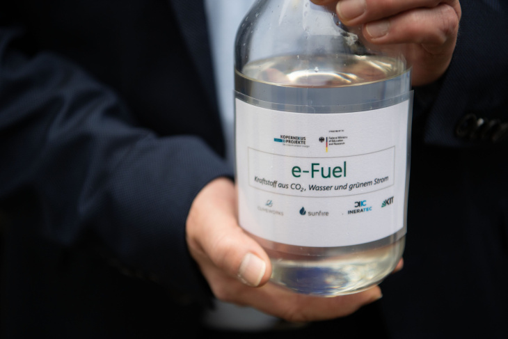 aus für verbrennermotoren: was sind eigentlich e-fuels – und wie nachhaltig sind sie wirklich?