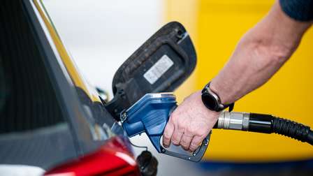 spritpreise: benzin gut 3 cent teurer, diesel etwas billiger